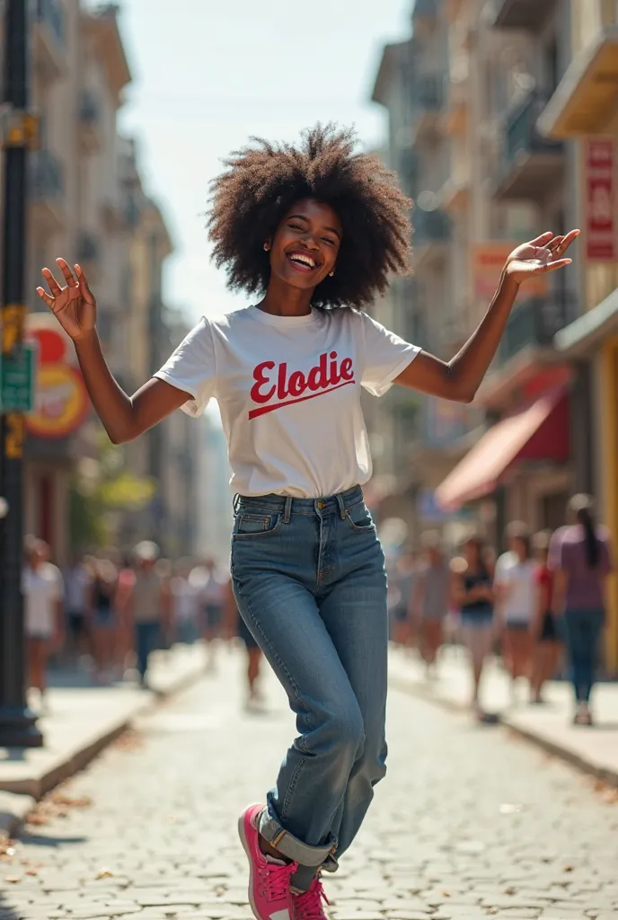 Femme noire souriant et dansant dans la rue avec un jean bleu des baskets roses et un tee short blanc inscrit dessus en rouge Élodie 