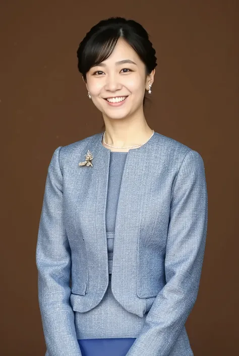 Neat and young woman、formal wear、ear piercing、necklace、looking at camera、 smile showing teeth、upper body、Background is in a room、