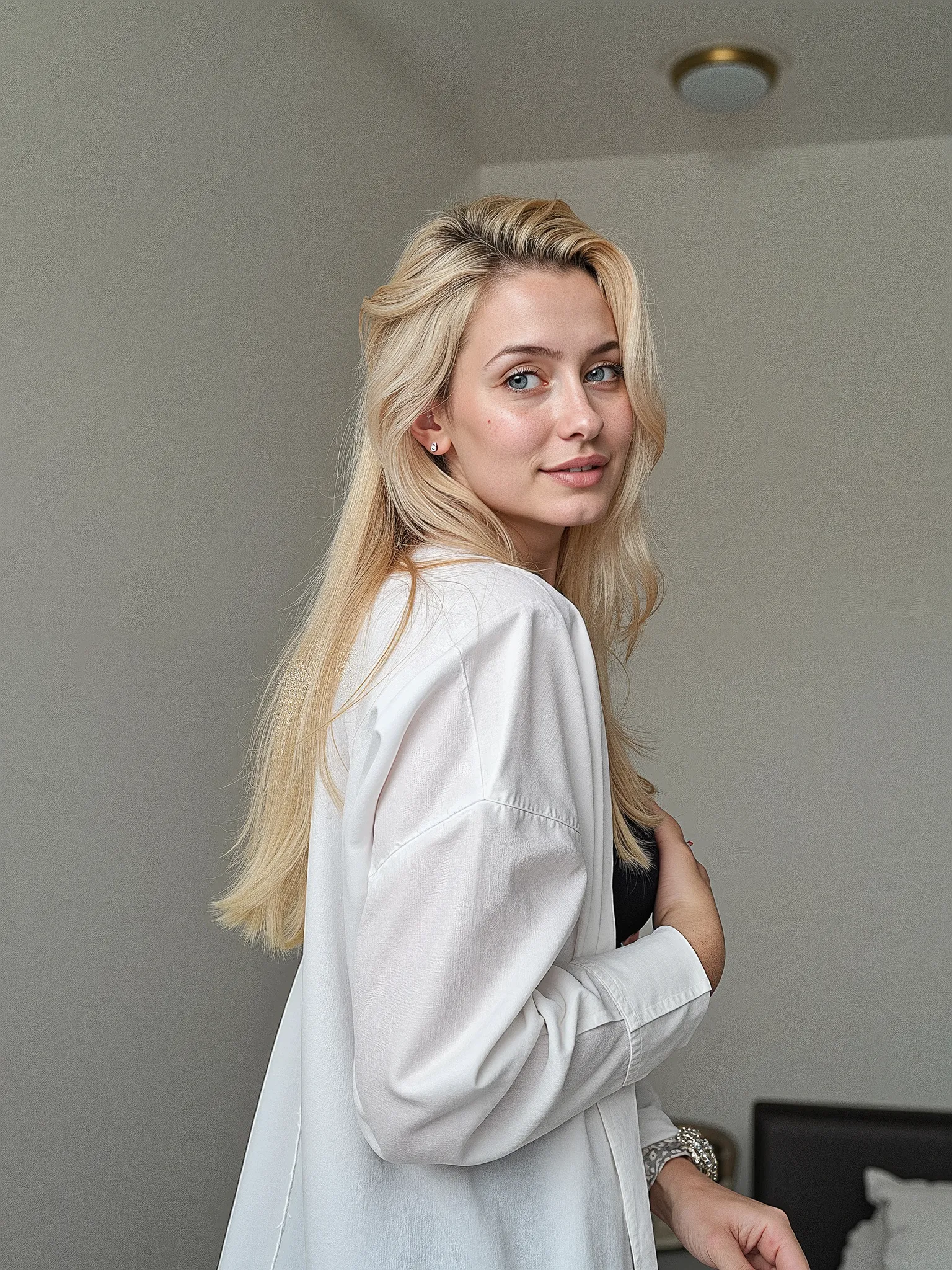 mulher russa loira, pele branca rosada , 1,55 meters tall looks like a 30-year-old, straight blonde hair and long, mulher muito bonita, linda, magra, seios grandes, long blond hair, seios grandes