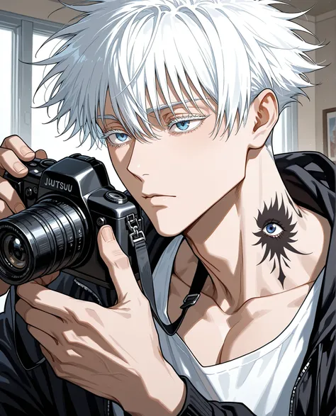 Satoru Gojo,Erwachsene, Jujutsu Kaisen, white hair, kurzes Haar, ((hair between eyes)), dyed eyelashes,  white eyelashes , blaue Augen, complex rainbow skin, detaillierte Augen,  muscular man , sexy Mann, gutaussehender Mann, pretty face, eine Kamera halte...