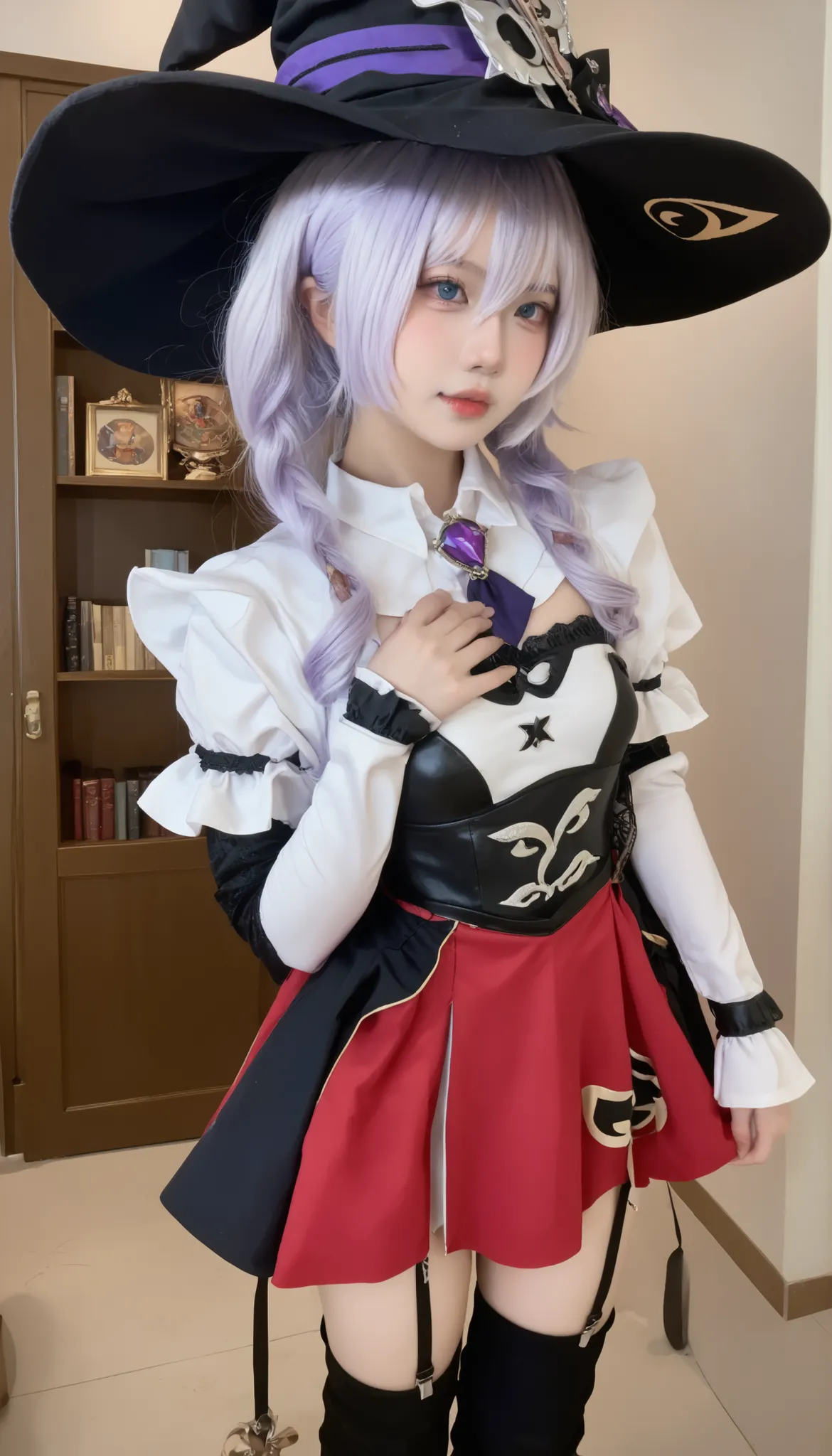 nagomis1_cnr, 1girl, light purple hair, hair between eyes, blue eyes, small breasts, witch hat, red dress, s, white dress, two-tone dress,white leotard, puffy sleeves, garter straps, black thighhighs, thigh boots, pele real,textura da pele,traços faciais d...