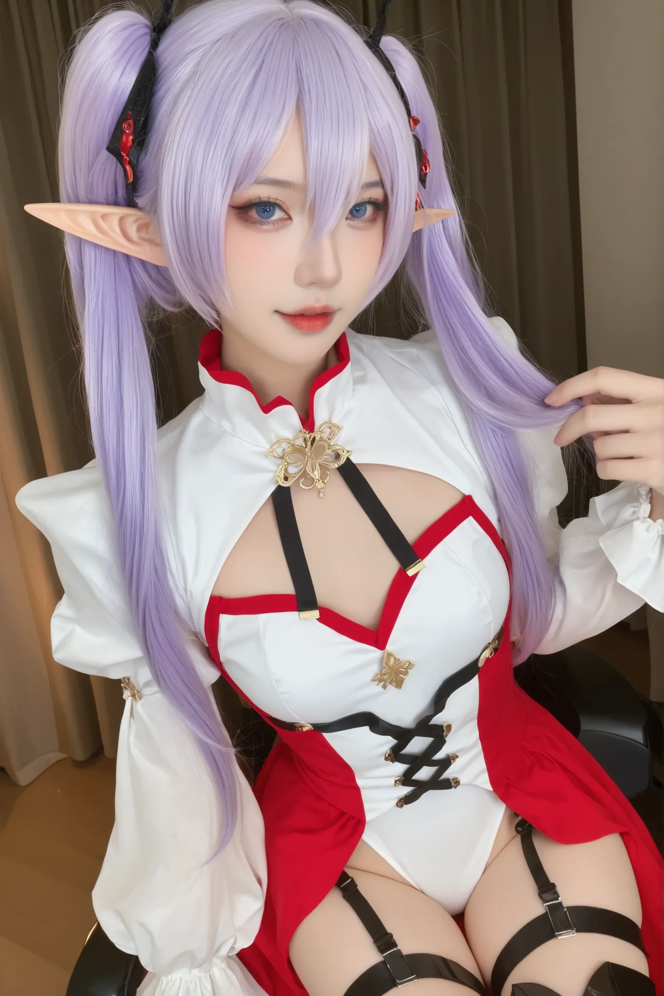 nagomis1_cnr, 1girl, light purple hair, hair between eyes, blue eyes, small breasts, long hair, twintails, elf dress, red dress, white dress, two-tone dress,white leotard, puffy sleeves, garter straps, black thighhighs, thigh boots, ela está de pé olhando ...