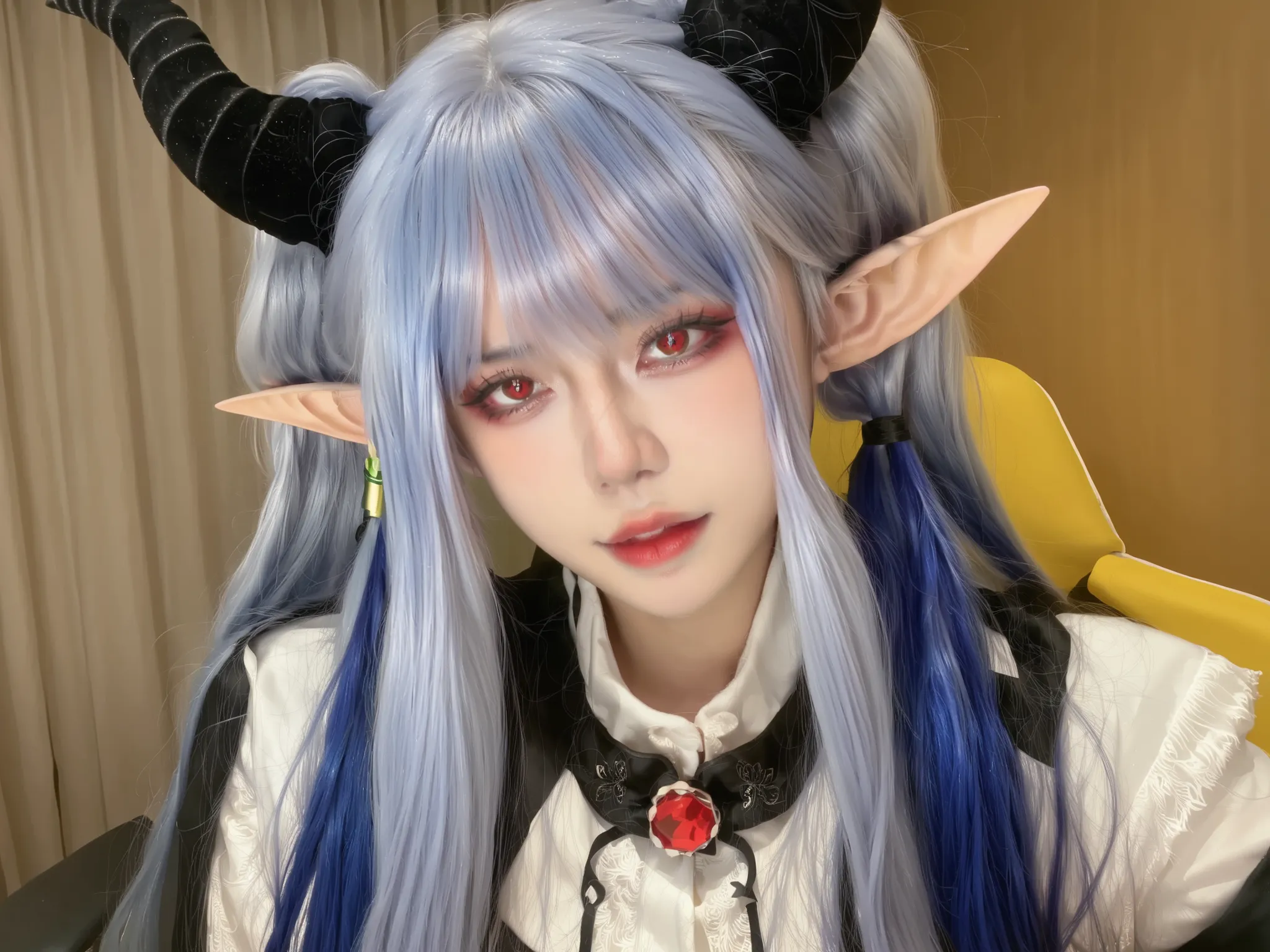  gótica, jirai kei,  long hair, twintails, green eyes, grey hair, pointy ears, small breasts, anime screencap,frier3n, NerissaRavencroft, colored inner hair, black hair, blue hair, red eyes, slit pupils, uneven horns, long hair , tetas pequenas, pele real,...