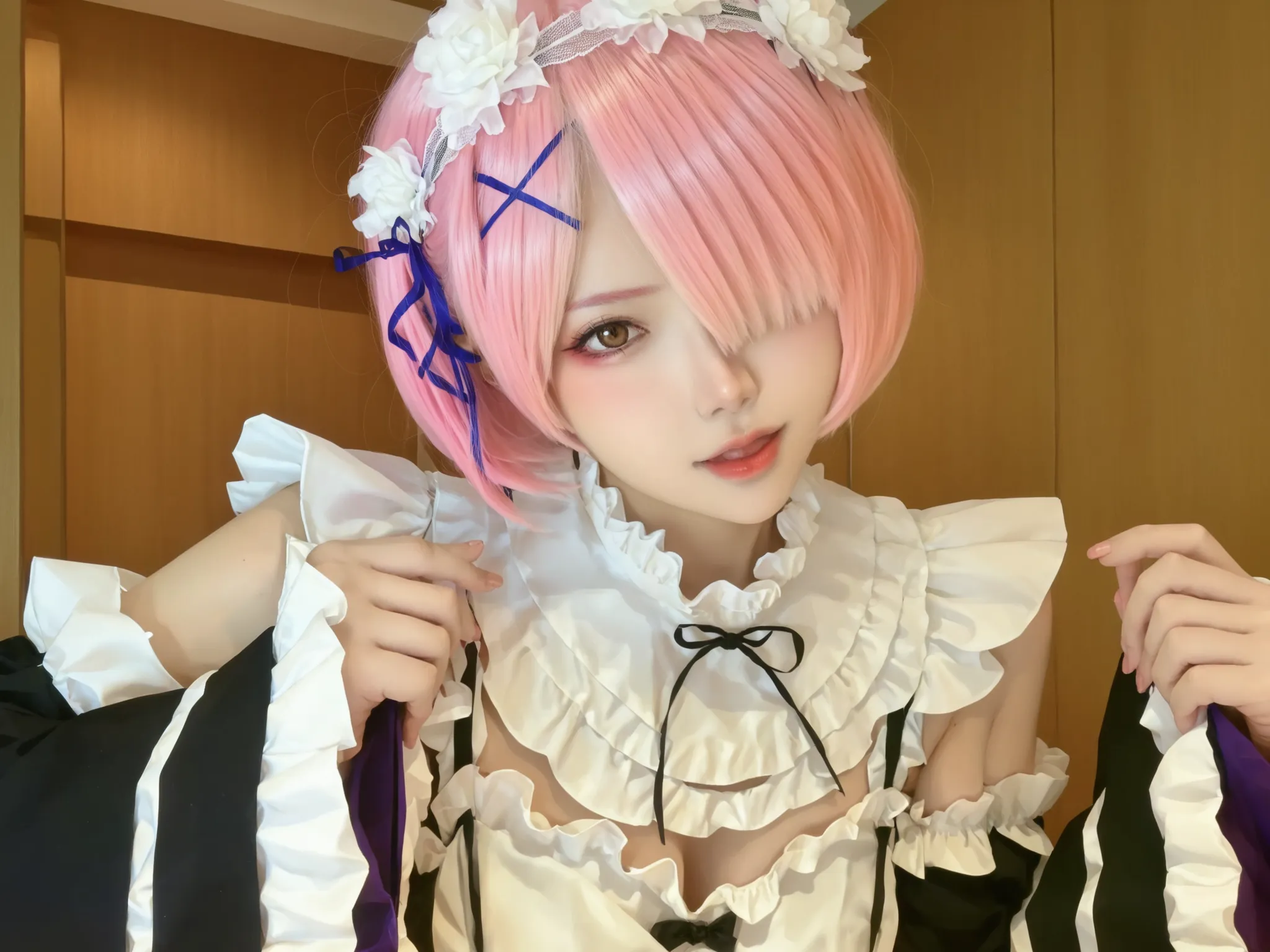 scoera_9,scoera_8_acima,scoera_7_acima,8k,high definition,uma garota,,Danhuajuan,uma garota,carneiro \(era:Zero\),cabelo rosa,only,empregada,cabelo curto,Roswaal Mansion Uniform Maid,hair over one eye,enfeite de cabelo,empregada headderass,x enfeite de cab...