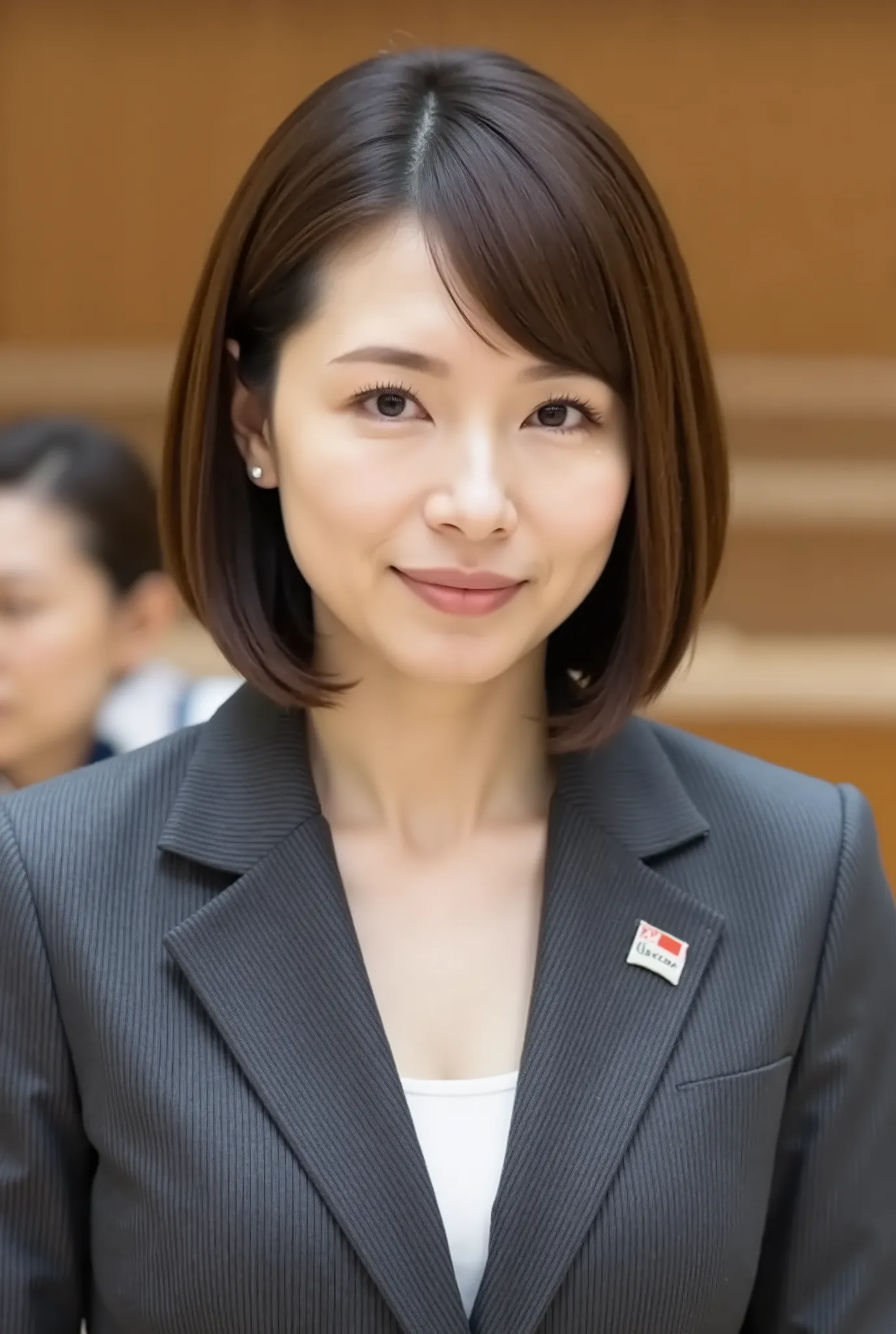 nsfw、From front、Japanese in a グレーcollarless suit、カメラ目線、25-year-old female minister、A-line bob(angled bob・inverted bob)耳にピアス、ネックレス、、、during regular press conference、(bust up shot:1.5)、、歯を見せた笑顔
