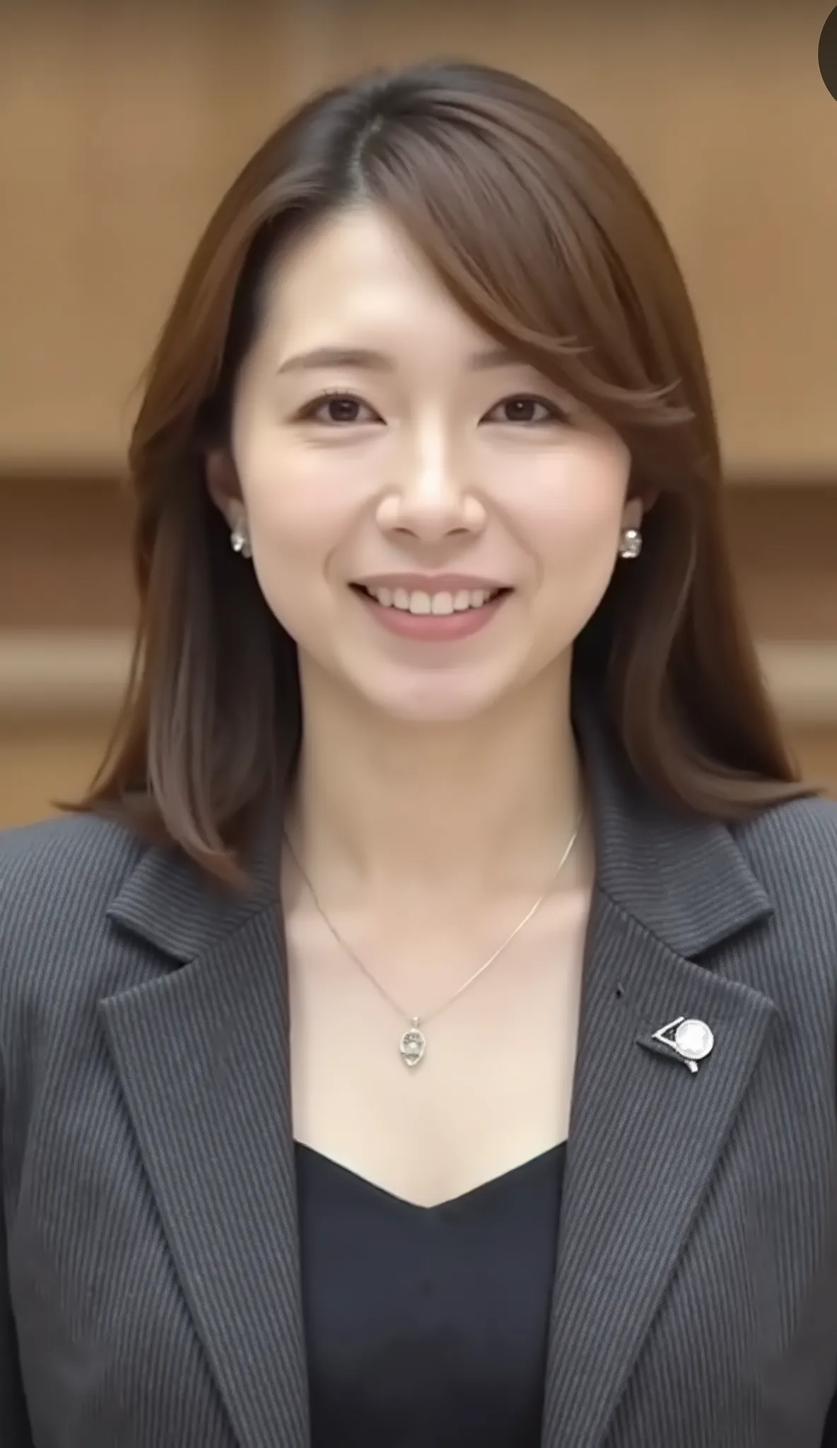 nsfw、From front、Japanese in a グレーcollarless suit、looking at the camera、25-year-old female minister、、hairstyle shortcuts、wavy hair、Ear piercings、necklace、、、during regular press conference、(bust up shot:1.5)、、Smiling Face Showing Teeth Video Generation