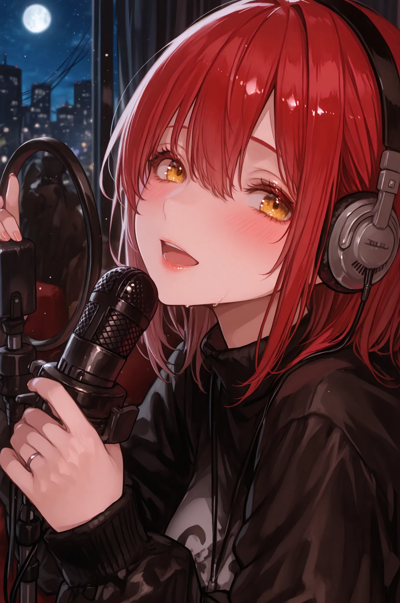 Female vocalist who winks。Microphone Stand。A