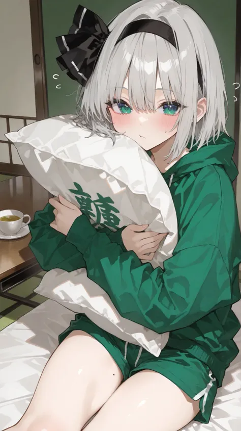 Quality(masterpiece、最高Quality、high resolution、細部までBeautiful Face、 Anatomic Collect、detailed depiction)、 、Beautiful Eyes、Beautiful Face、HD Skins 、Touhou Project、Konpaku Youmu、Soul Yomu、(gray hair、green jersey hidden at the teaching table、 holding pillows 、g...