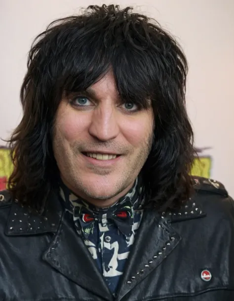 portrait, noelfielding smiling