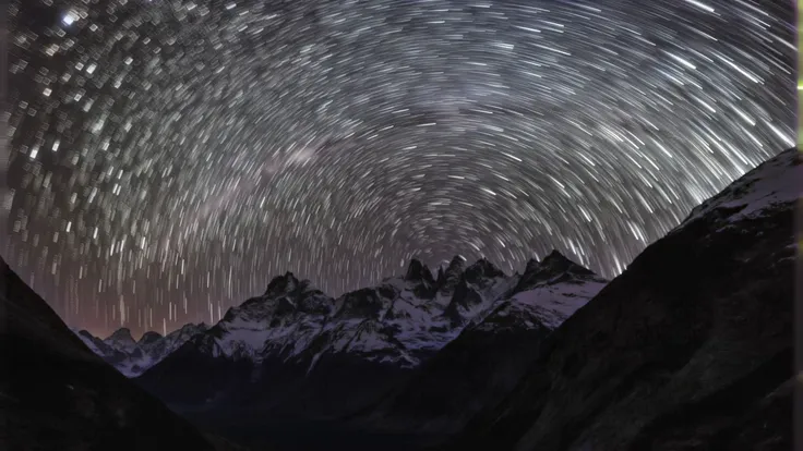 Rotating star trails