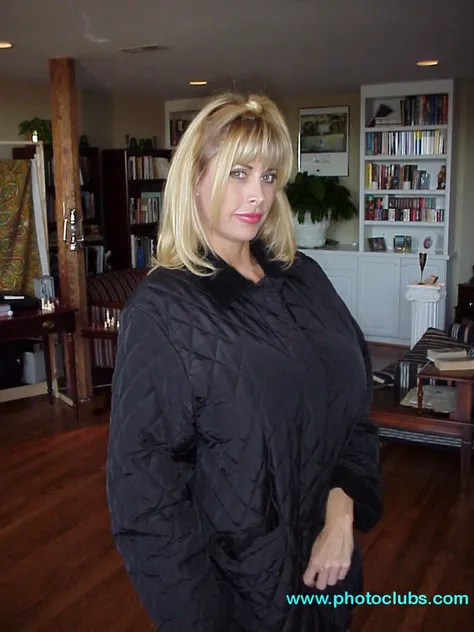 جميل مرتدي, امرأة ذات صدر كبير.