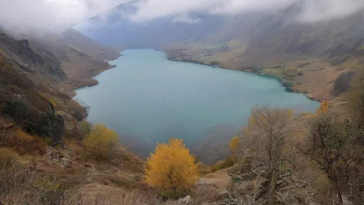 there is a large body of water that is in the middle of a mountain