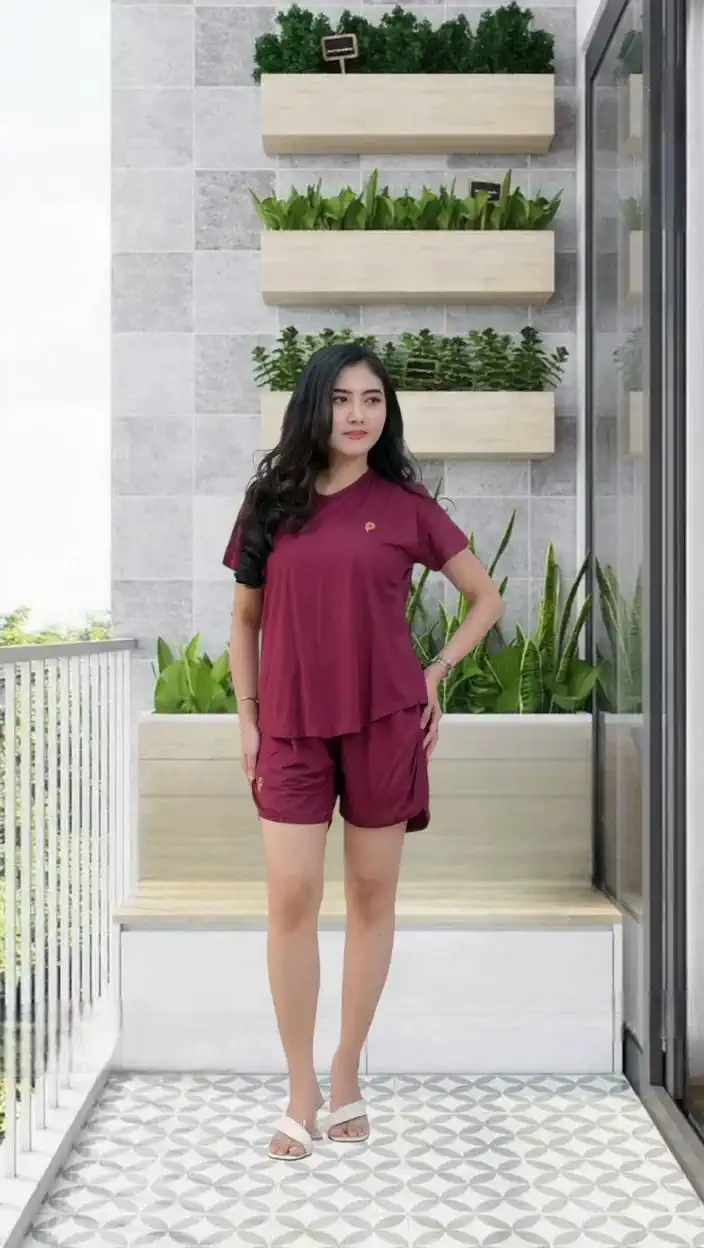 Wanita yang sedang berjalan di atas balkon