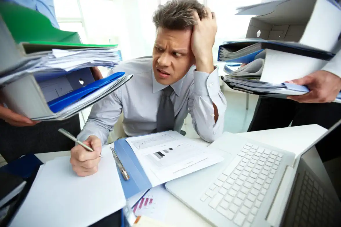 uomo stressato 