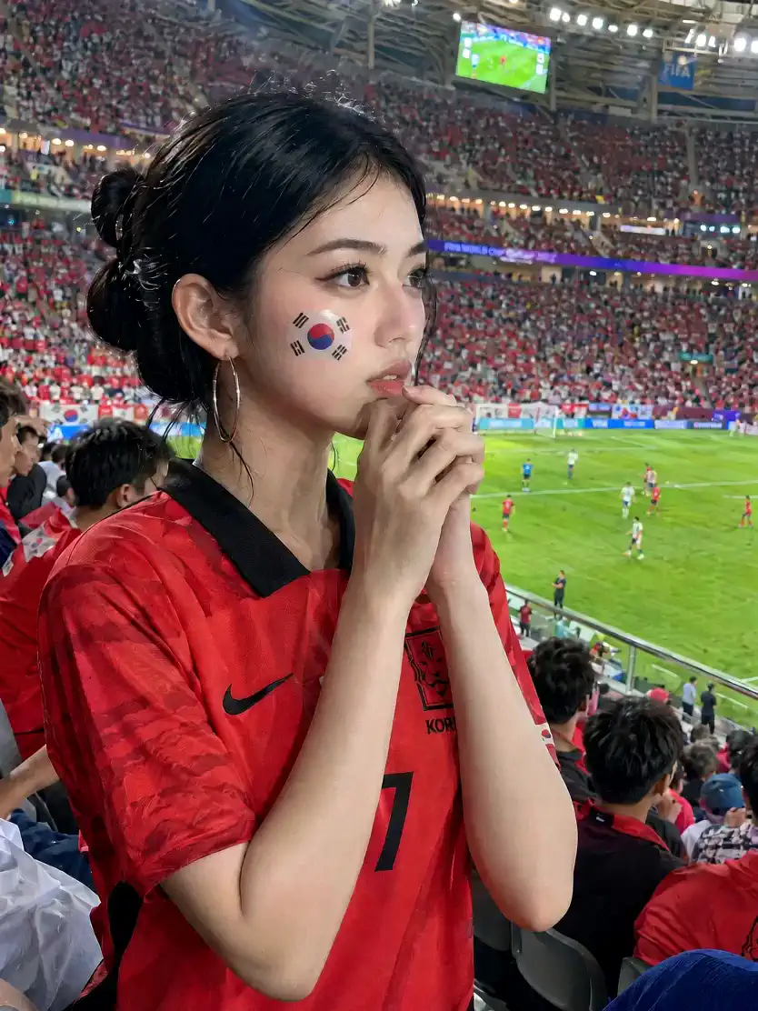 球场看球捏紧手！太紧张啦⚽