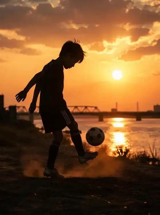 夕暮れのリフティング✨ 少年の夢が眩しい!