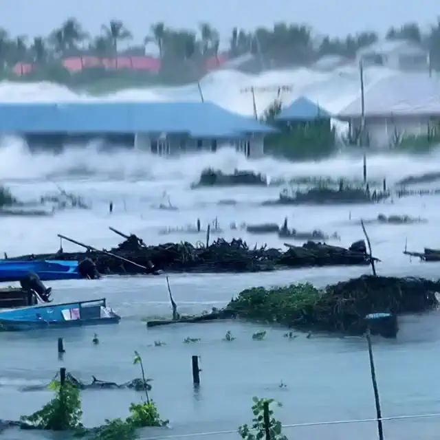 Realistic Tsunami (Wan2.1 T2V LoRA)