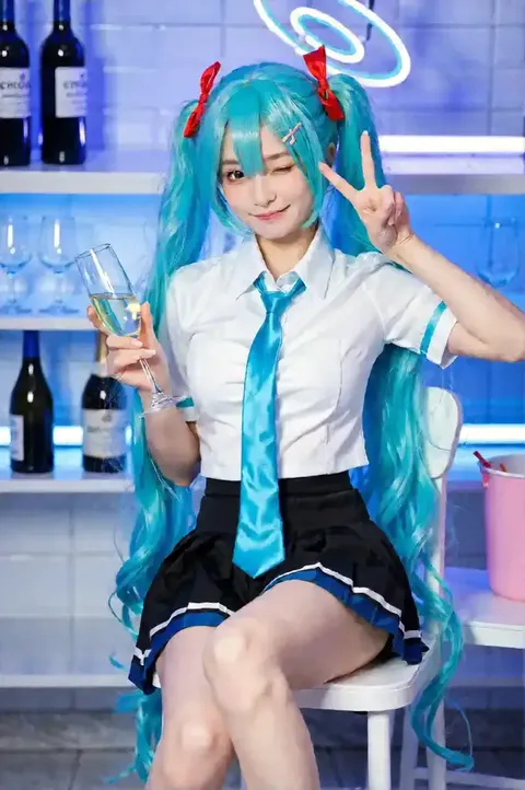 Holding Tyrannosaurus 