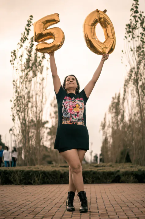 Araffe woman holding a golden number five balloon, Jovem mulher na casa dos 20 anos, she is 2 3, 25 anos, 2 5 anos, Directed by: Julia Pishtar, 3 0 anos de idade mulher, 2 3 anos, Mulher de 30 anos, 21 anos, Fotografia tirada em 2 0 2 0, 2 0 anos