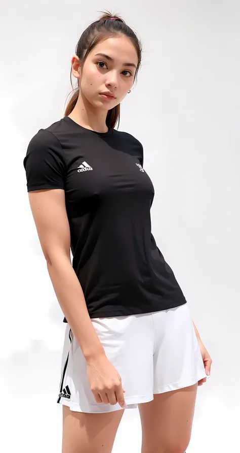 uma mulher linda de top preto e saia branca posando para uma foto, mangas curtas, tampo preto, camiseta preta, roupas esportivas, saia curta, usando uma saia curta esportiva, saia curta tem, camisa preta, usando roupas adidas, camiseta esportiva, vestindo ...