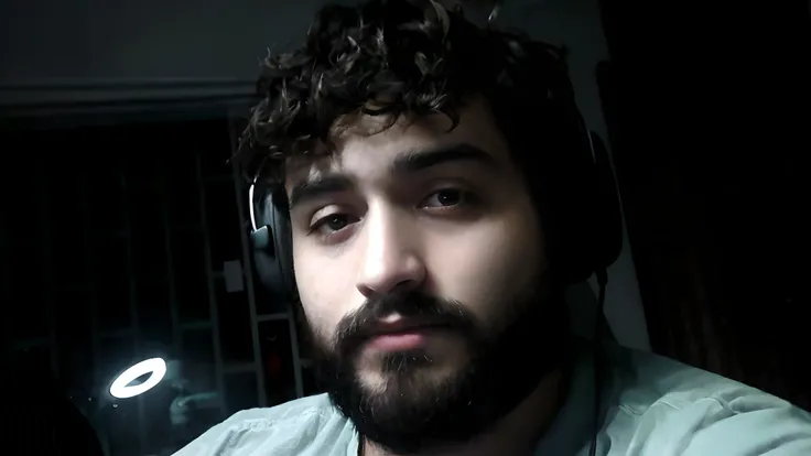 "Barbudo com fones de ouvido e camisa, Streamer do Twitch / Jogador Ludwig, retrato expressivo de meio corpo, fotografia de perfil com estilo dos anos 2000, bearded neck, qualidade Full HD, 4K."