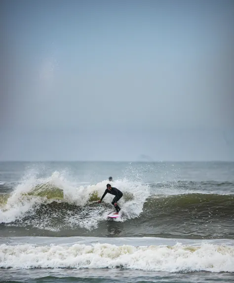 surfista surfando uma onda no oceano em uma prancha rosa, surfe, fotografia de surf, surfando uma onda de barril, standing on surfboards, Cavalgue o vento e as ondas, Greg Rutwoski, Offshore Wind, levemente liso, por Cam Sykes, Greg Rutkowski ", Directed b...