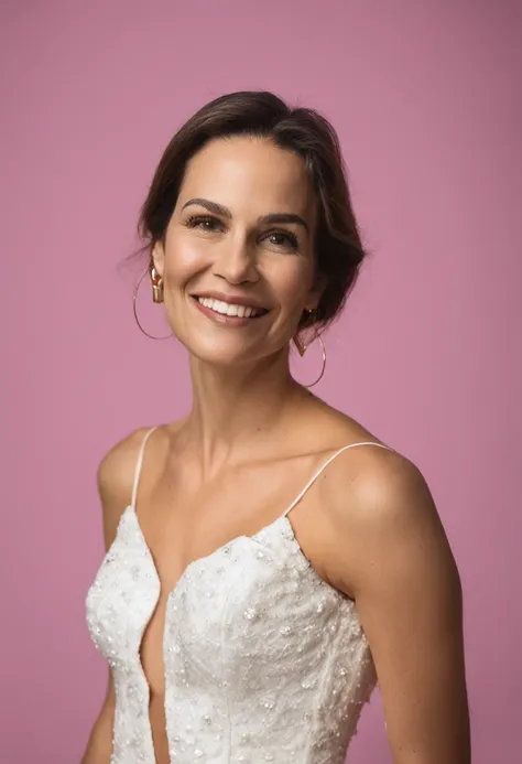 mulher sorridente em vestido branco com colar e brincos em frente a um espelho, Lindsay Adler, imagem de perfil, 3 0 anos de idade mulher, Mulher de 30 anos, foto de perfil headshot, sem maquiagem, Christina Kritikou, Mulheres de 30 anos, sorrindo e olhand...