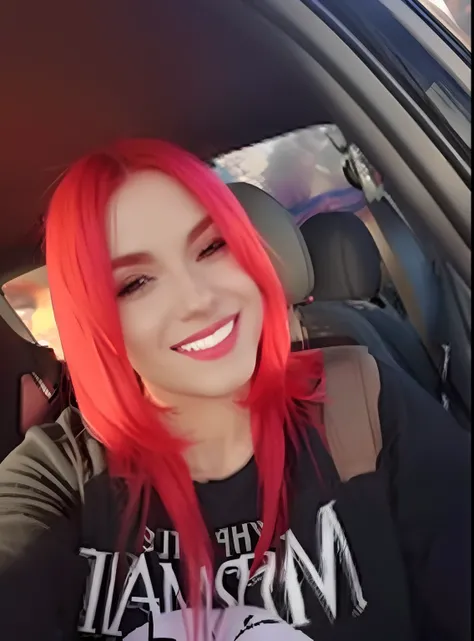 mulher sorridente com cabelo vermelho no carro com camisa preta e cabelo rosa, com cabelos ruivos, imagem do avatar, cabelos tingidos de vermelho, Justina Blakeney, cabelos ruivos brilhantes, Parece Fabiula Nascimento, imagem de perfil, Cores brilhantes, f...