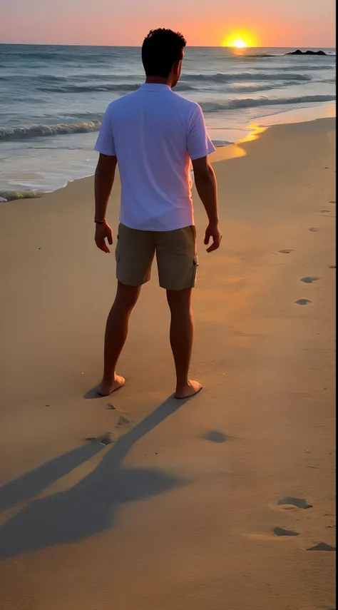 Homem pensativo na praia vendo o por do sol