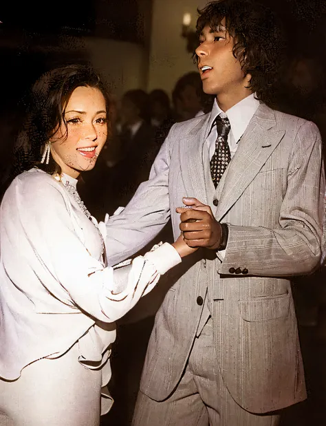 They are dressed in suits and tie and holding glasses, vestindo terno de discoteca, foto dos anos 70, foto do 7 0 s, Antichrist dancing in Studio 54, Foto anos 70, Foto de 7 0 s, foto colorida antiga, foto colorida, fotografia colorida antiga, foto colorid...