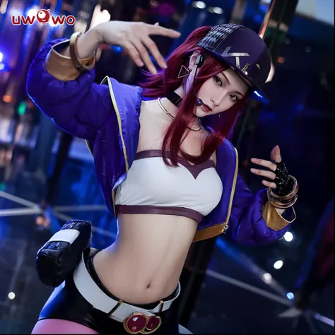 Araffe cosplaying in a purple outfit and a hat, Posando de personagem JoJo, VI, ARCANE, Yuri Misaki, Anime cosplay, Anime Garota Cosplay, KDA, Caitlyn de League of Legends, VI de League of Legends, Juri Han de Street Fighter, Moira de Overwatch, Personagem...