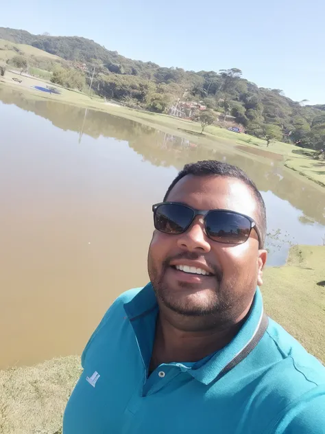 There is a man standing in front of a lake with a kite, Lago ao fundo, com um parque nos fundos, com um parque ao fundo, no lago, em um parque e ao lado de um lago, Parque em segundo plano, em um parque, no parque em um belo dia, perto de um lago, rio ao f...