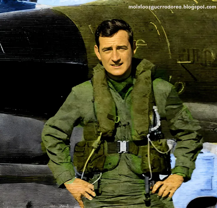 ArafeD man in uniform seen standing in front of a plane, coloreaDo, Una foto coloreaDa, coloreaDo, Foto coloreaDa galarDonaDa, Foto coloreaDa, fonDo coloreaDo, colorized photograph, coloreaDo, John Wayne, inspiraDo por Jack M. Ducker, D. b. ParacaiDismo Co...