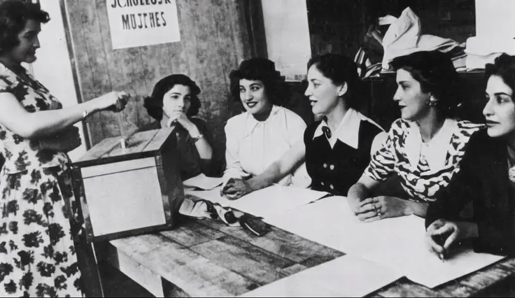 Arafed mujer con un vestido de pie frente a un grupo de mujeres, historical image, historical image, Photograph from the government archive, historic photo, stock photography, Photo from the 1940s, por Helen Berman, por Heinz Edelman, historic photograph, ...