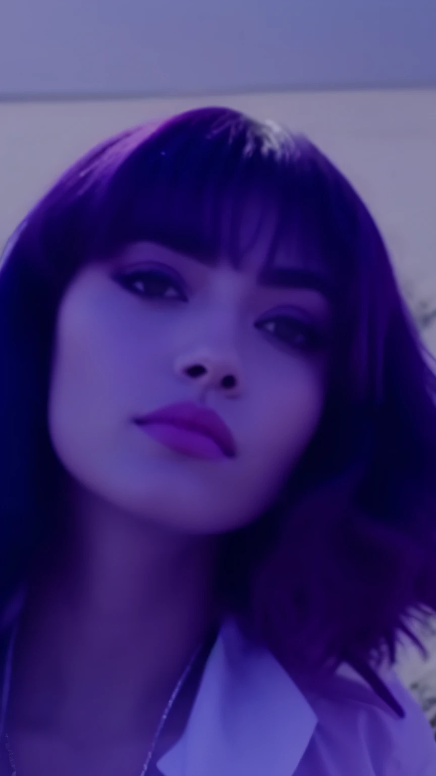 cabelo roxo com uma camisa branca e um colar em, ela tem cabelo roxo, roxo - colorido,  filtro roxo, com olhos roxos brilhantes, imagem granulada pesada, alguns roxos e azuis