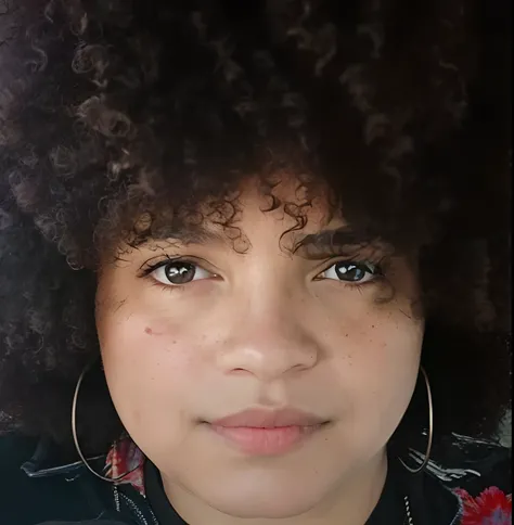 Theres a woman with a big afro and a black shirt, com afro, afro encaracolado, Justina Blakeney, seu rosto emoldurado com cachos, grande afro, cabelo afro, mixed race woman, foto de uma mulher negra, foto de perfil headshot, franja encaracolado, afro, medi...