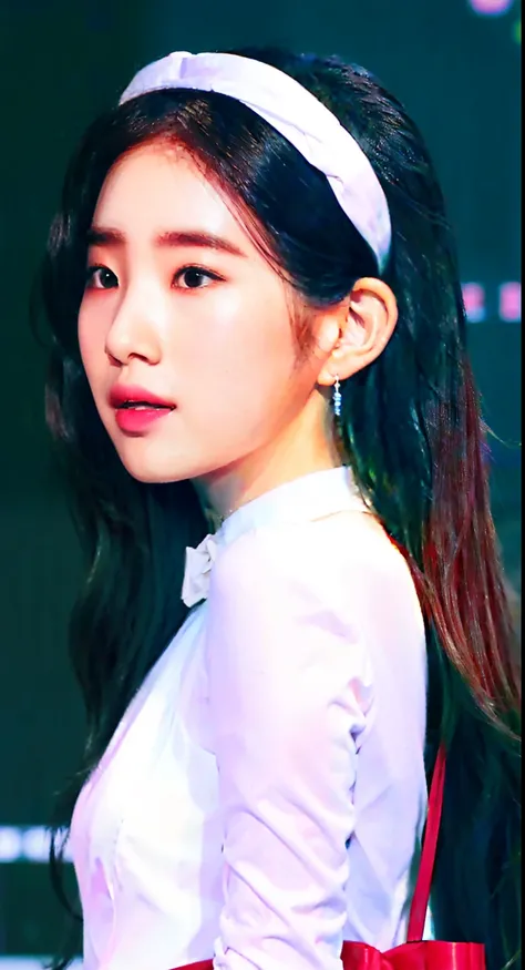 wears a white dress，Longing woman wearing a white bow in her hair, IU, the sideview, IU, portrait jisoo blackpink, shaxi, the sideview, strabismus，side - view, jisoo of blackpink, IU comes from the black fan, IU, Lee Ji-eun, lee ji eun, IU