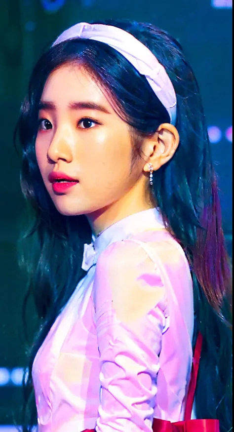 wears a white dress，Longing woman wearing a white bow in her hair, IU, the sideview, IU, portrait jisoo blackpink, shaxi, the sideview, strabismus，side - view, jisoo of blackpink, IU comes from a black fan, IU, Lee Ji-eun, lee ji eun, IU