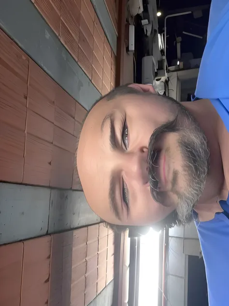 there is a man with a beard and a blue shirt on, Selfie de um homem, imagem de qualidade muito baixa, Selfie!!!!! de um homem, rosto muito detalhado, selfie shot straight on angle, foto Selfie, Homem de 4 0 anos, head up, um sal&cavanhaque pimenta, imagem ...