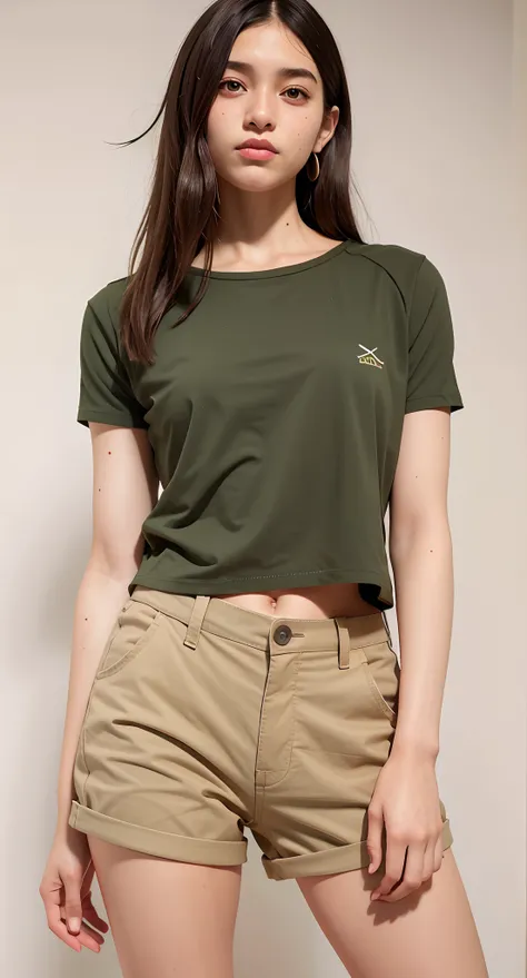 uma mulher de top verde e shorts bronzeados posando para uma foto, camisa marrom, topo de corte, com corte rasgado t - camisa, Topo de colheita, usando topo de corte, usando um top cropped, usando um topo de corte, midriff exposto, camisa verde, usando um ...