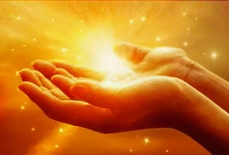 a closeup of two hands holding a shiny object, luz espiritual, hands of blessing, emanando magia de suas palmas, Cura de luzes brilhantes, emanating and flowing energy, spiritual lighting, Raios Sagrados de Luz Espiritual, Aura dourada brilhante, light emi...