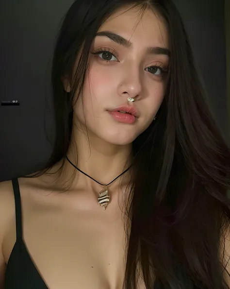 um close up de uma mulher com longos cabelos pretos e um top preto, lindo rosto latino, pale-skinned persian girl, Mulher mexicana bonita, cabelos pretos e olhos grandes, 18 anos, 19-year-old girl, menina atraente, lindo rosto atraente, ela tem cerca de 2 ...