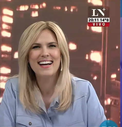 um close up de uma mulher 30 anos, rosto bem iluminado, cabelos longos loiro, olhos castanhos bem delineados, sorrindo para a foto, foto realisata, ultra realista, 8K, on a news program with a microphone, capturar, Carola Rubio, Lorena Avarez, julia fuente...