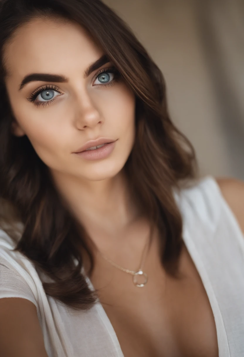 Arafed mujer con una camiseta blanca sin mangas y un collar, Chica sexy con ojos azules, arabic, Retrato Sophie Mudd, brown hair and large eyes, selfie de una mujer joven, Camera eyes, Violeta Myers, Sin maquillaje, Maquillaje natural, staring directly int...