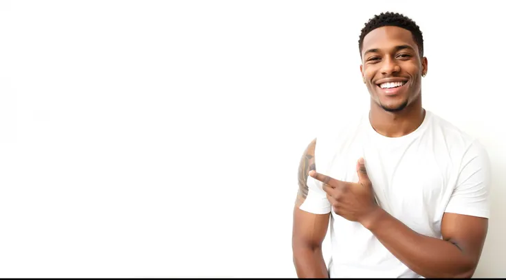 homem sorridente de camisa branca apontando para algo com o dedo, adolescente negro, homem de pele marrom com um sorriso gigante...