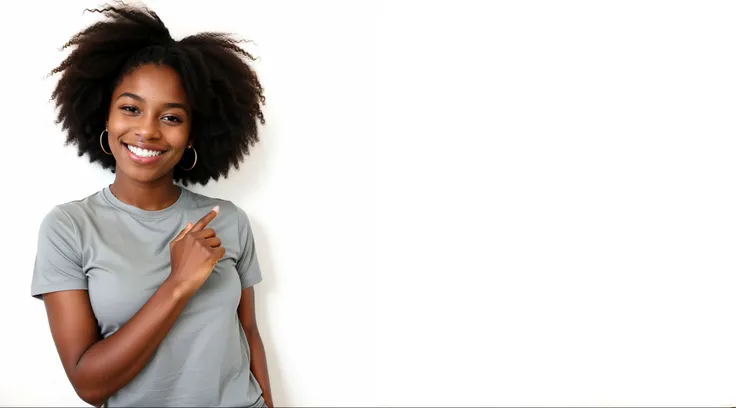 mulher negra jovem e  sorridente de camisa branca apontando para algo com o dedo, adolescente negra, mulher de pele marrom com u...