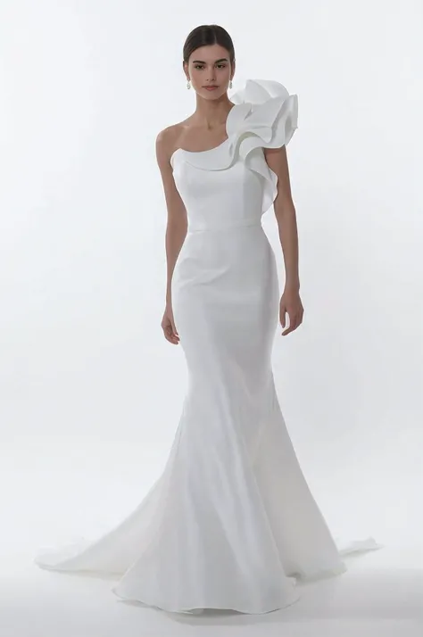 uma mulher em um vestido branco com uma grande flor em seu ombro, vestido elegante macio, elegant asymmetrical, inspirado em Demetrios Farmakopoulos, vestido branco, inspirado em Liu Haisu, elegante e gracioso, inspired by Eva Gonzalès, vestindo vestido lo...