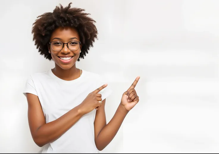 mulher negra jovem e  sorridente de camisa branca apontando para algo com o dedo, adolescente negra, mulher de pele marrom com u...