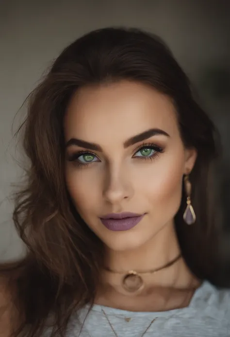 Arafed woman with a white tank top and necklace, fille sexy aux yeux verts, Portrait Sophie Mudd, cheveux bruns et grands yeux, selfie of a young woman, Yeux de chambre, Violet Myers, sans maquillage, maquillage naturel, looking straight at camera, Visage ...