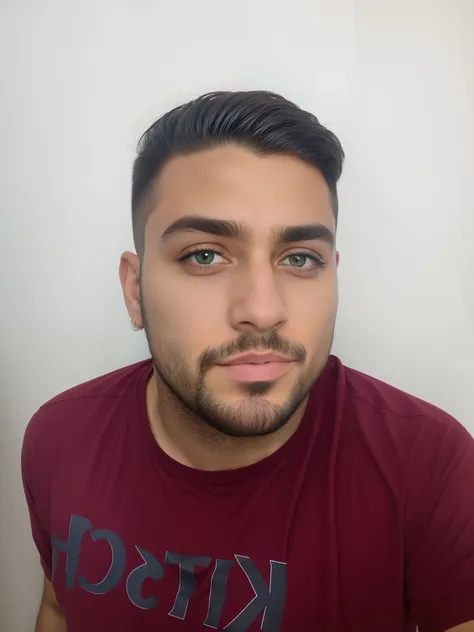 Homem com olhos verdes, cabelo grisalho e barba preta modelada